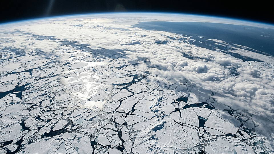 Illustration photoréaliste en lien avec la fiche « L'albédo de Bond de la Terre, c'est-à-dire la fraction d'énergie solaire réfléchie. » : Albédo : banquise et nuages renvoyant la lumière.