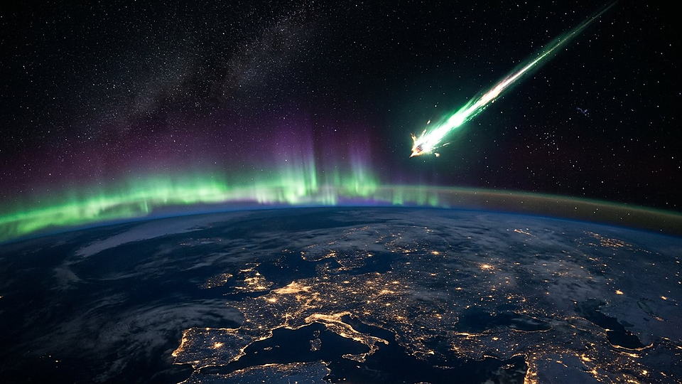 Illustration photoréaliste en lien avec la fiche « Une atmosphère protectrice » : Météore qui se désintègre au-dessus de la Terre et aurore en bouclier.
