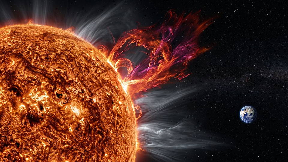 Illustration photoréaliste en lien avec la fiche « La vitesse d'échappement à la surface du Soleil. » : Éruption colossale au limbe du Soleil, la Terre minuscule au loin.