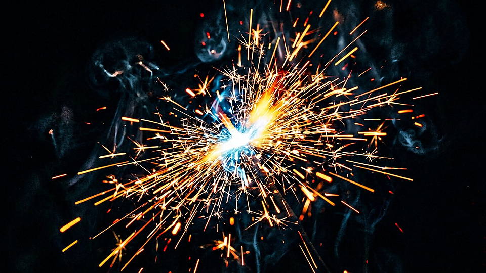 Illustration photoréaliste en lien avec la fiche « Miller obtient des acides aminés en soumettant un mélange gazeux à une décharge électrique. » : Arc électrique entre deux électrodes de cuivre, plasma bleuté.