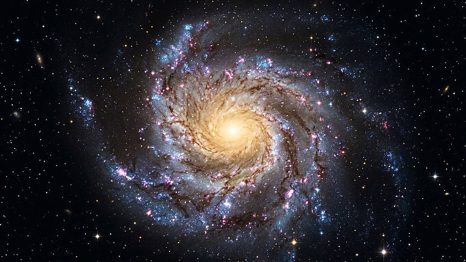 Illustration photoréaliste en lien avec la fiche « L'expansion observée » : Galaxie spirale vue de face, bras et cœur doré.