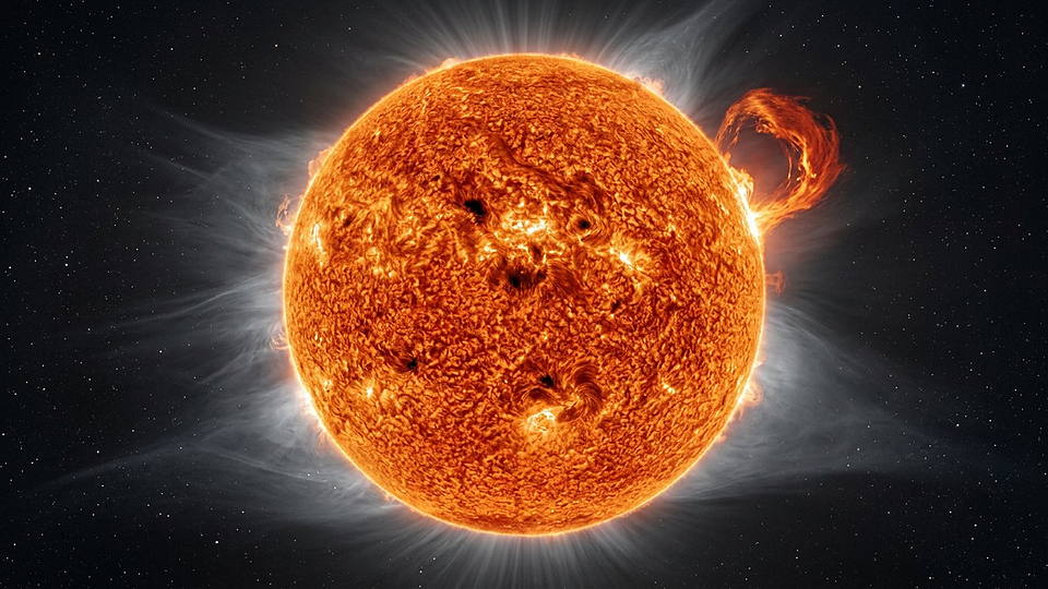 Illustration photoréaliste en lien avec la fiche « La luminosité totale du Soleil. » : Disque solaire granuleux, taches et protubérance, couronne argentée.