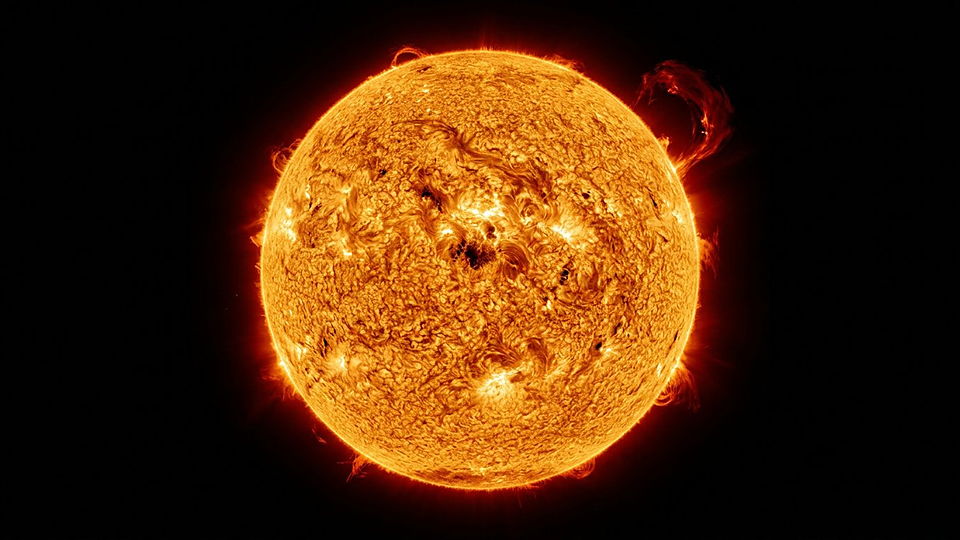 Illustration photoréaliste en lien avec la fiche « La masse du Soleil. » : Disque solaire entier, granulation et protubérances.