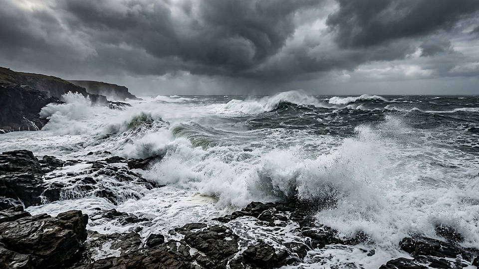 Illustration photoréaliste en lien avec la fiche « La rétine » : Ciel de tempête au-dessus d'une côte, éclairs internes aux nuages.