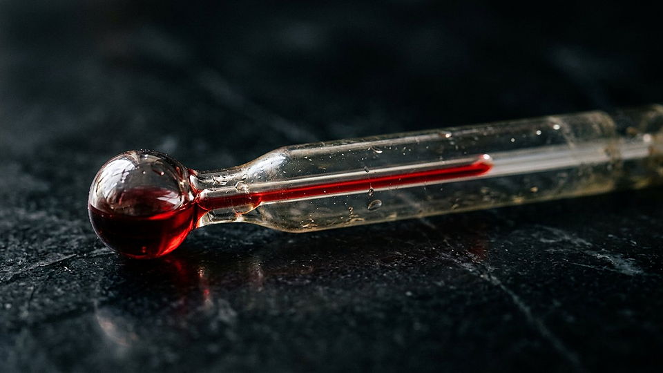 Illustration photoréaliste en lien avec la fiche « La température moyenne de surface indiquée par la fiche NASA. » : Thermomètre ancien en verre et laiton, colonne rouge.